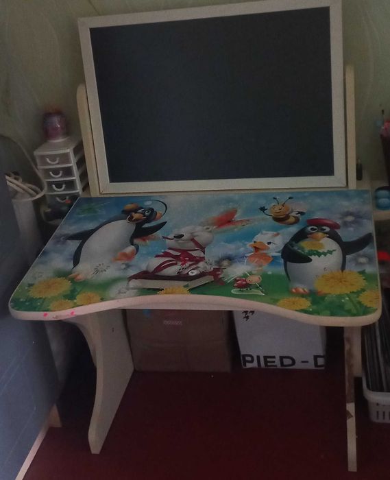 Меблі дитячі,стіл.