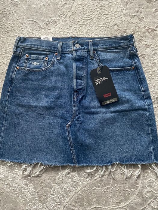 Спідниця фірми Levi’s, джинс темно- синього кольору з потертостями