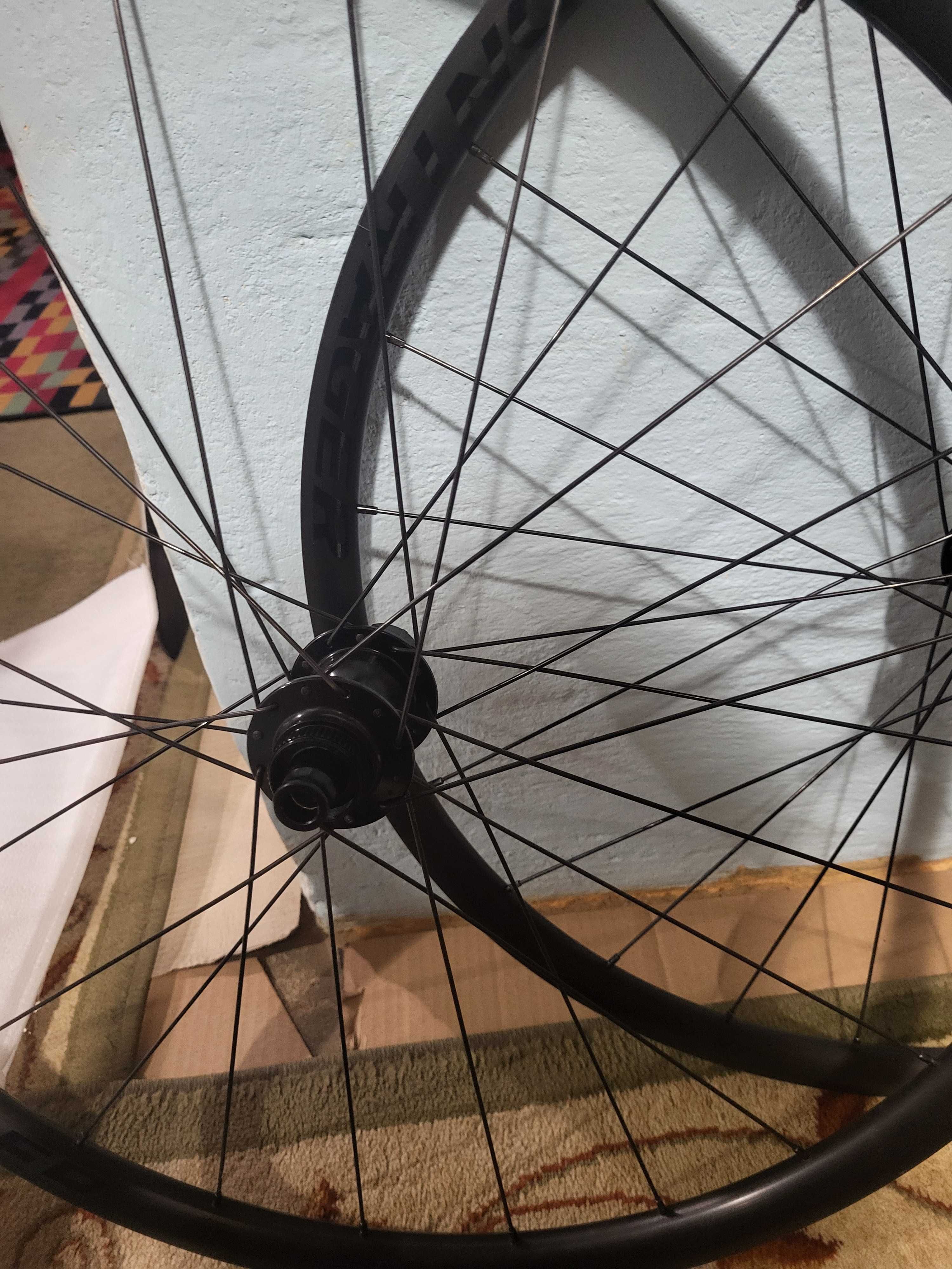 Koła  bontrager paradigm sl  do roweru szosowego