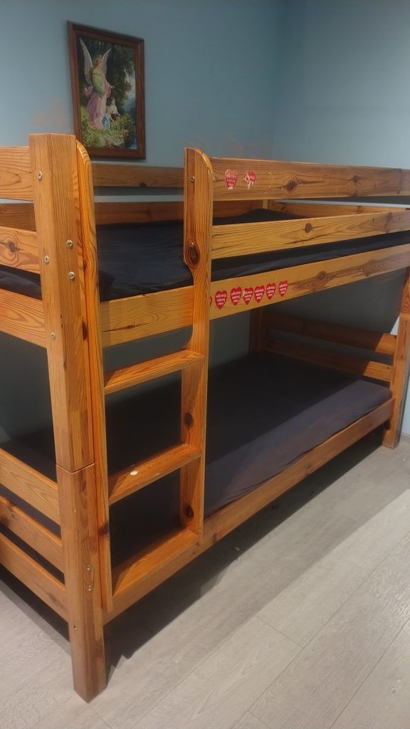 Drewniane łóżko piętrowe