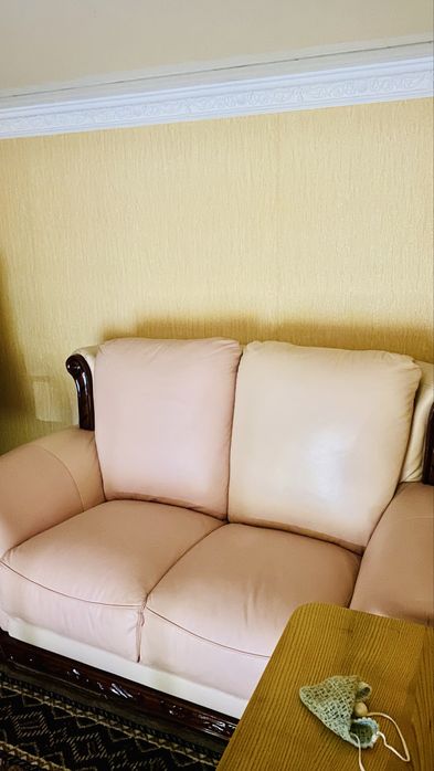 Продам шкіряний двомісний диван, натуральна шкіра