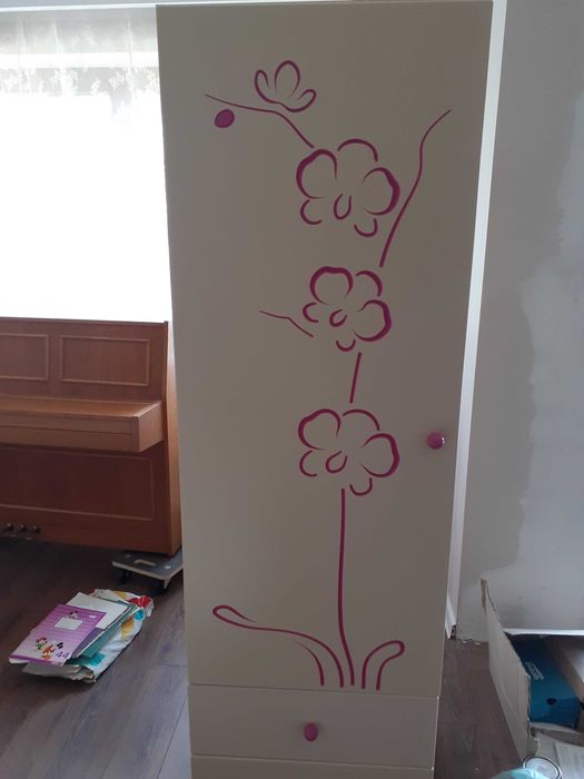 Szafa dziecięca ze wzorem, komoda, lustro, łóżko