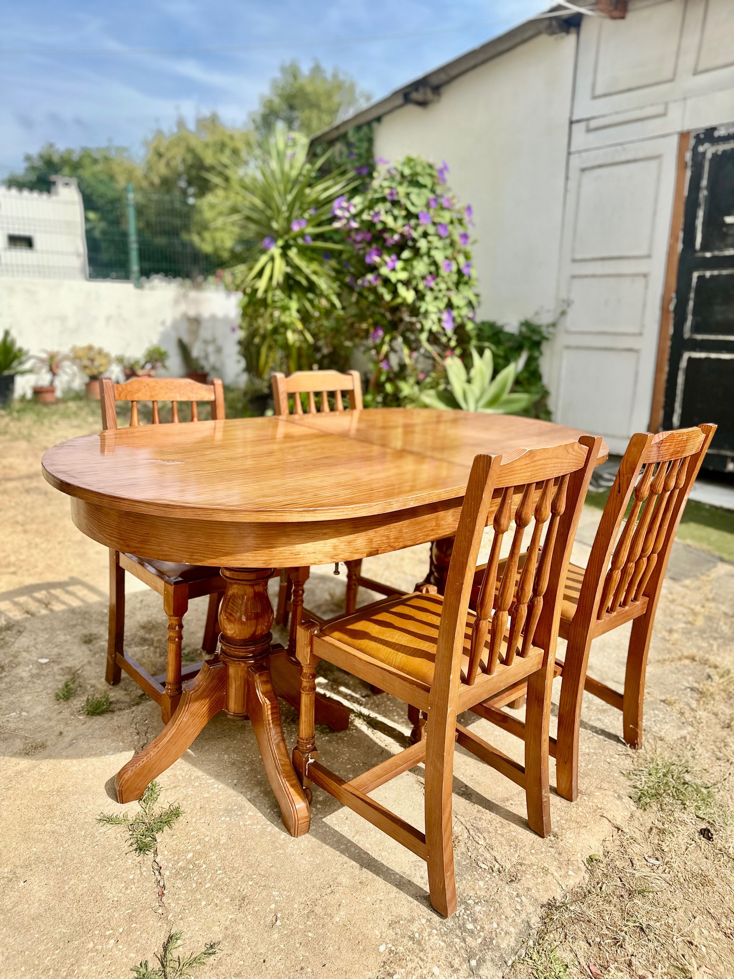 Mesa de Jantar Oval – Clássica e Elegante