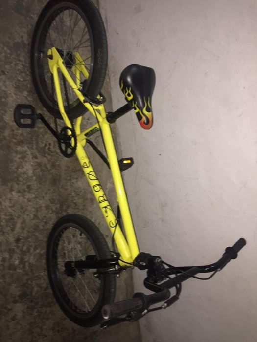 BMX amarela de rampas