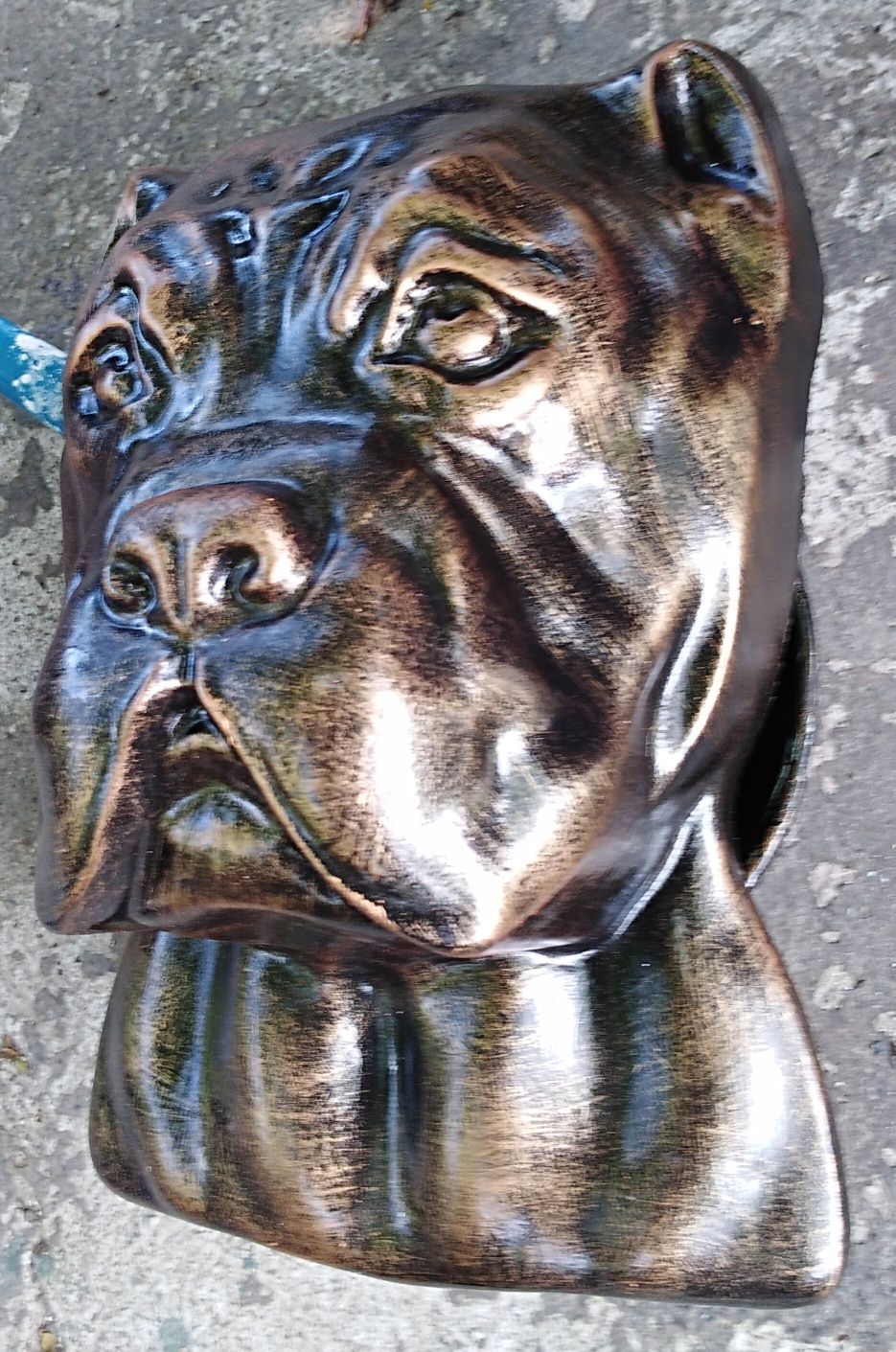Голова собаки барельєф