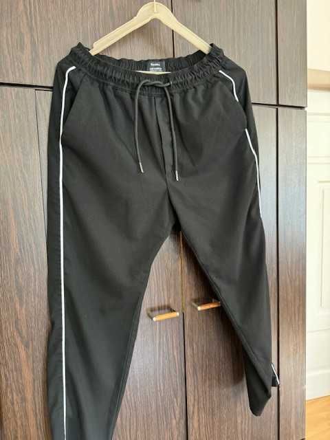 Spodnie męskie M Jogger fit Bershka czarne z białymi lampasami