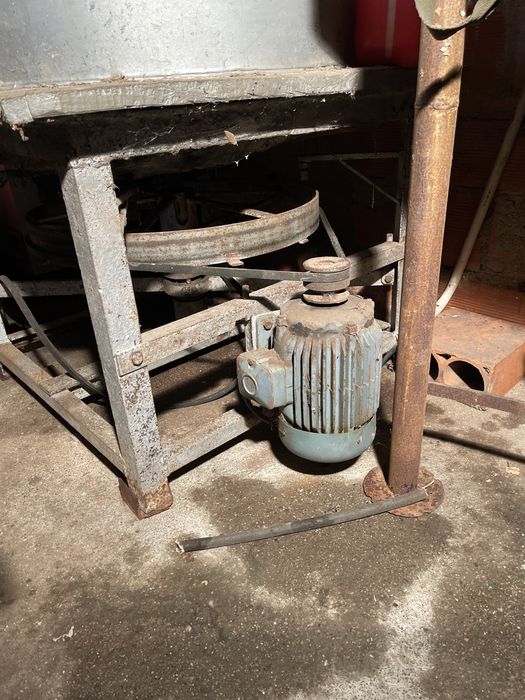 Vendo moinho de pedra