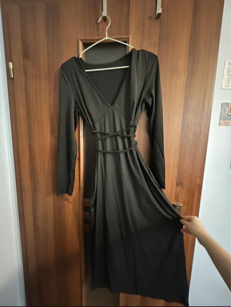 Czarna obcisła sukienka elastyczna na długi rękaw