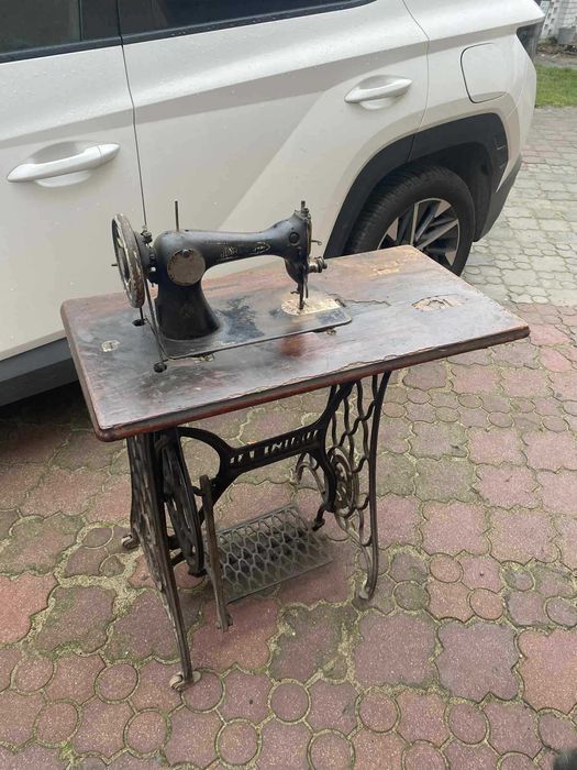 Zabytkowa maszyna do szycia JUNIOR - żeliwna podstawa,stół retro,anty.