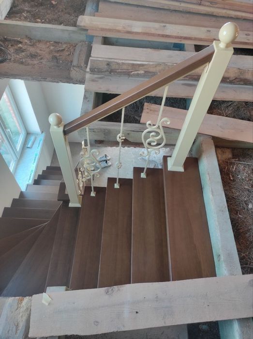 Сходи лофт  металевий каркас перила сходинки лестница драбина