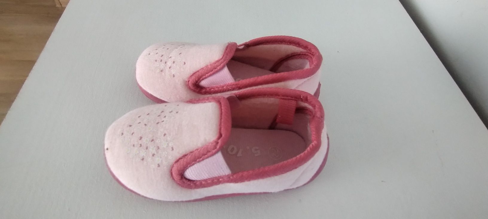 Buty dla dziewczynki/ kapcie r 22