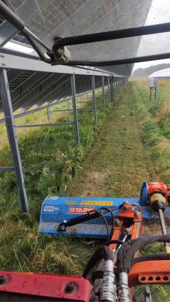 Koszenie trawy, równanie terenu na farmach fotowoltaicznych