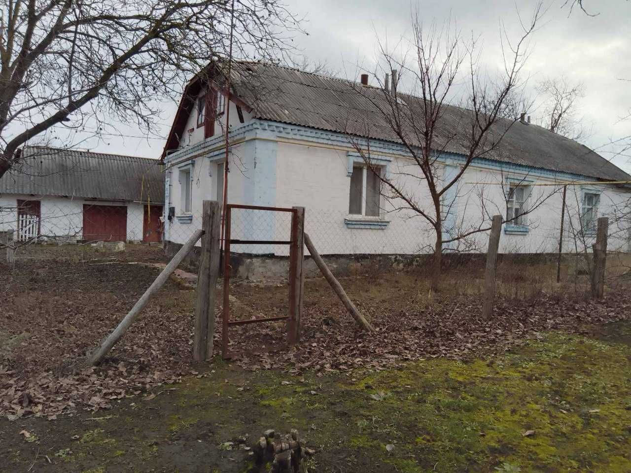 Будинок та земельна ділянка 150км від Києва
