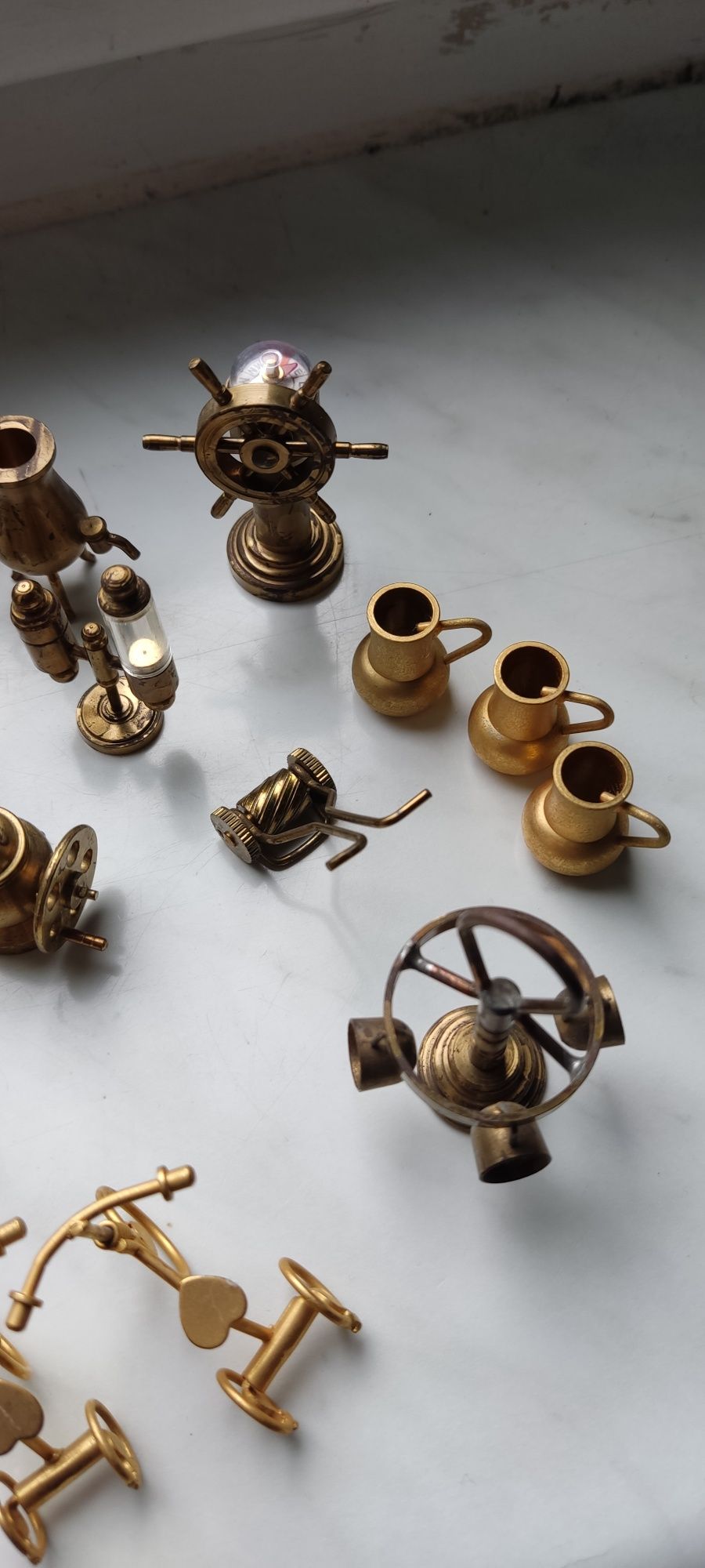 Ozdobne miniatury przedmiotów z mosiądzu  zestaw