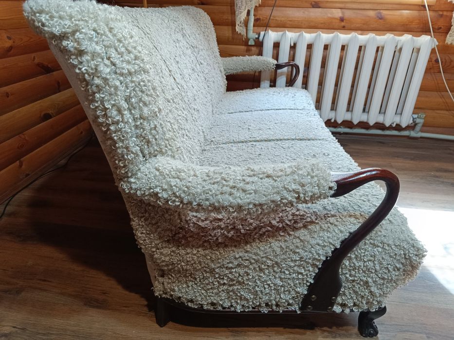 Антикварный диван. Охотничий стиль.