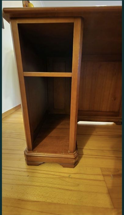 Secretaria maciça (cerejeira)