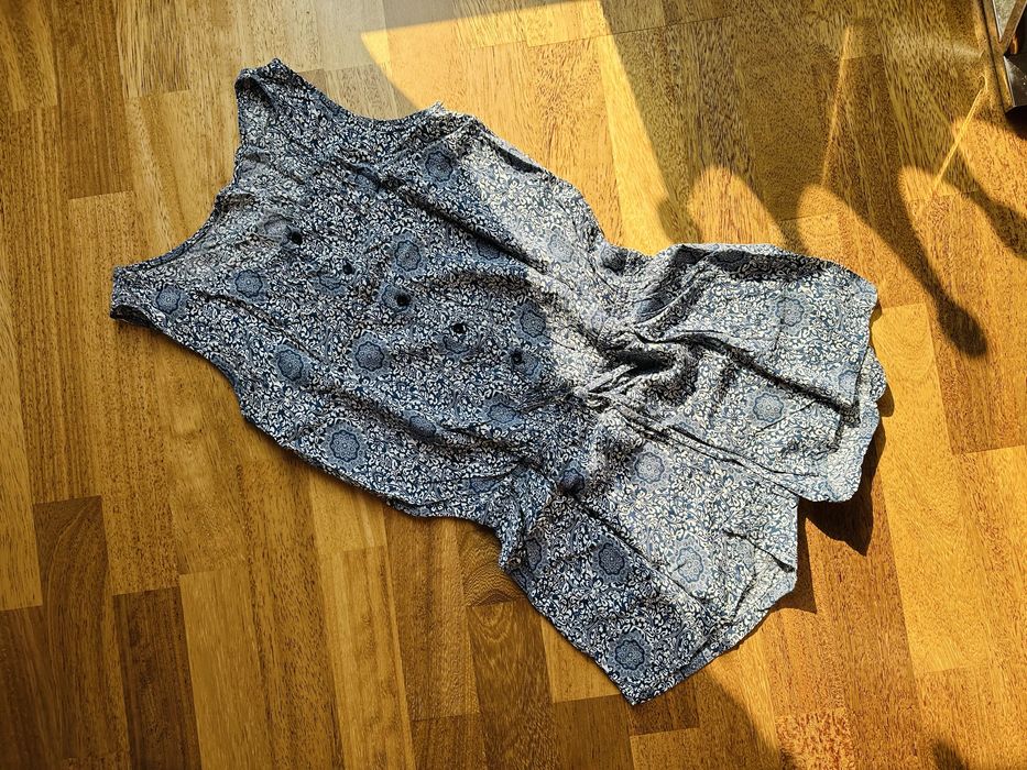 Stylowy i elegancki letni kombinezon z kieszonkami