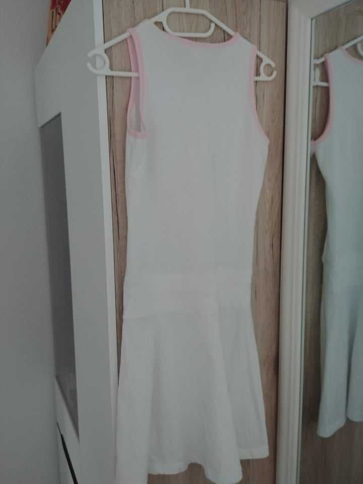 Biała sukienka z różowymi wstawkami