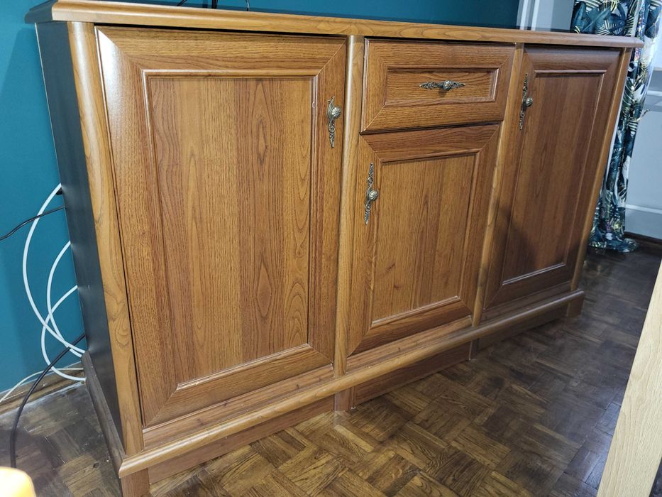 Zestaw eleganckich, używanych mebli