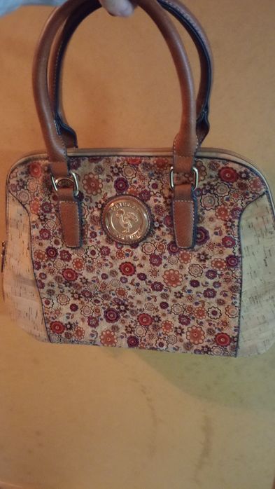 Mala com alça de mão em cortiça