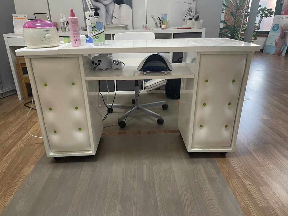 Mesa de Manicure com Arrumação – Usada