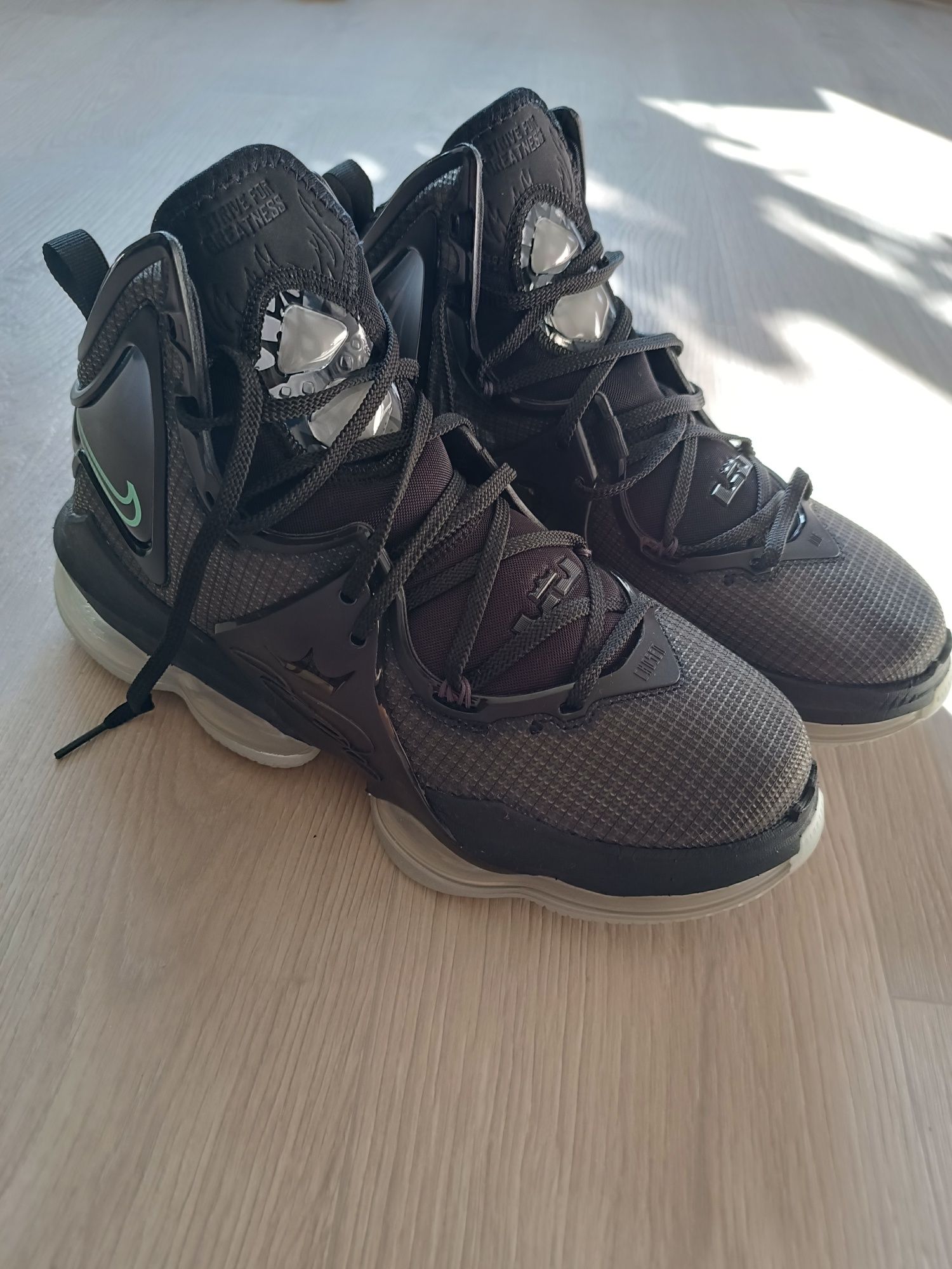 Продам кросівки Nike LeBron 19 black green glow black