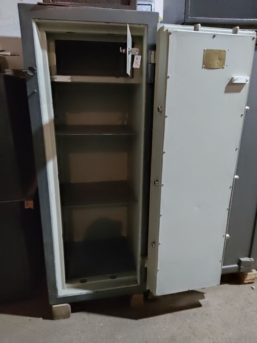 Продаю б.у сейф 2 клас захисту( 3 замка)