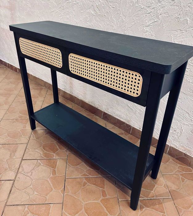 Czarna konsola z ratanowymi szufladami
