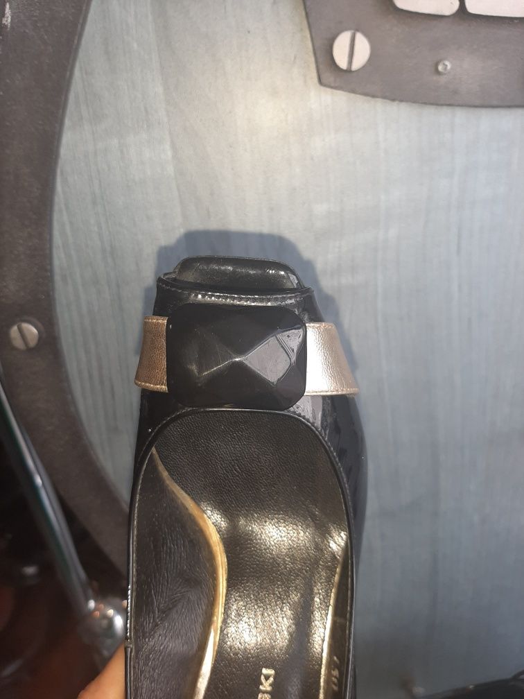 Baldowski czarne czółenka peep toe lakierowane skóra 35