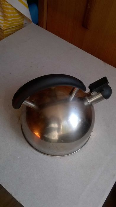 Czajnik stalowy z gwizdkiem  nierdzewny