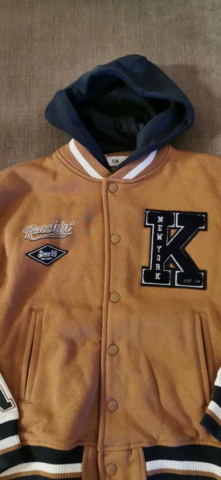 Jaqueta universitária com capuz