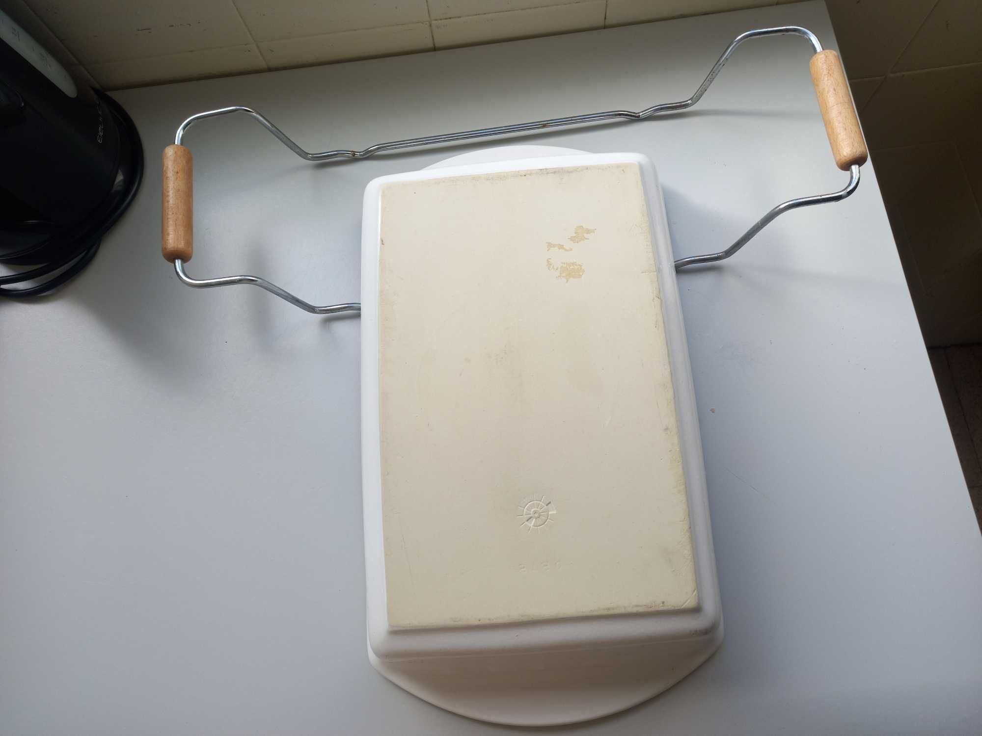 Travessa de loiça e suporte para ir a mesa