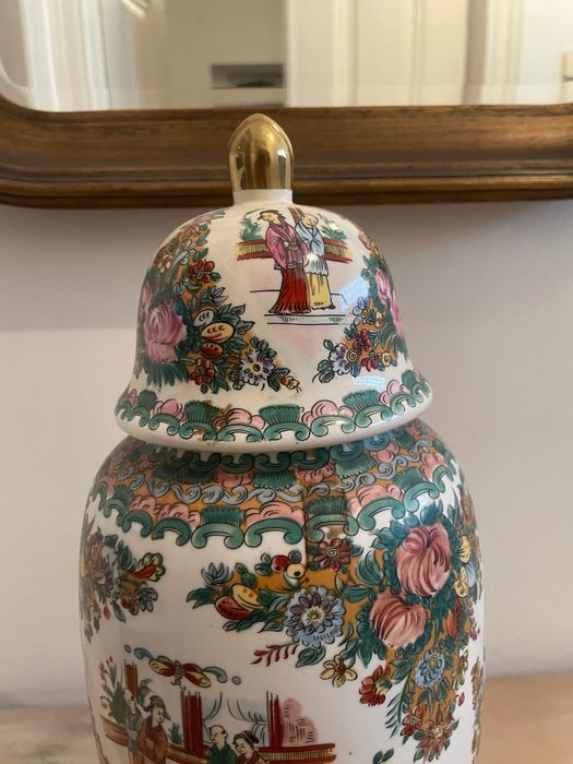 Pote Oriental com figuras