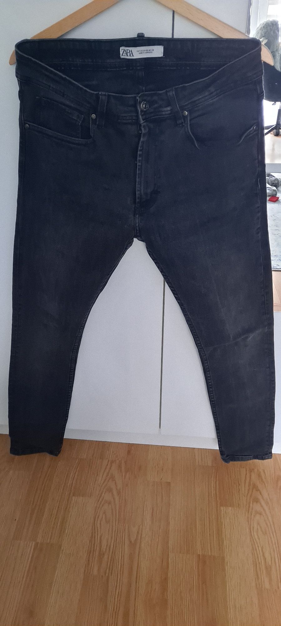 Czarne cieniowane spodnie jeansowe skinny zara