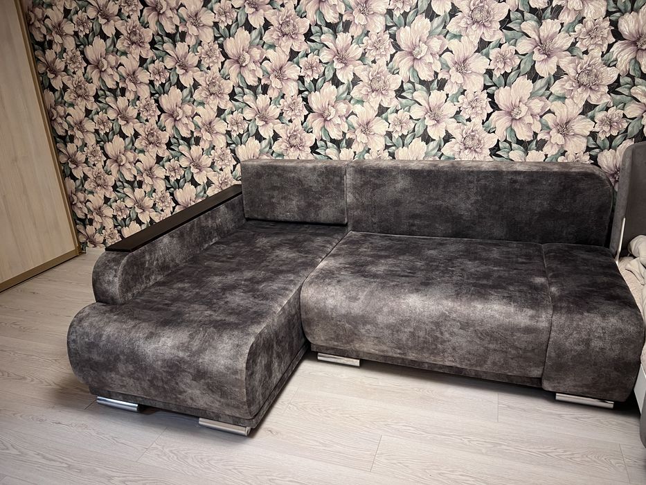 Продам кутовий розкладний диван.