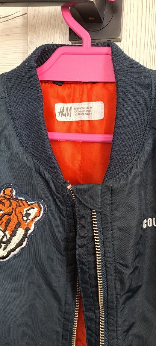 Kurtka bomberka fleka z naszywkami H&M rozm 104/110