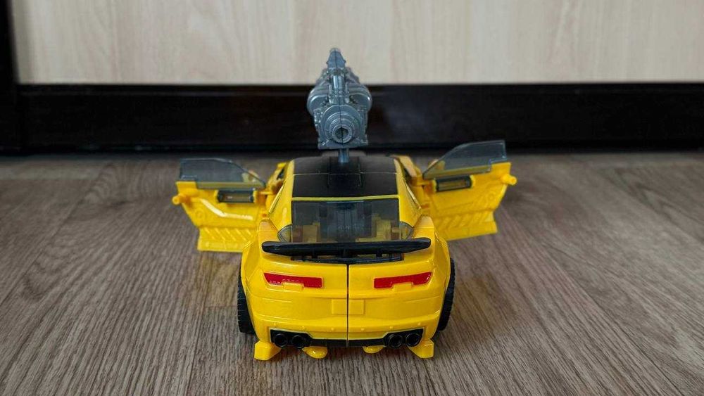 робот, машина трансформер Бамблбі