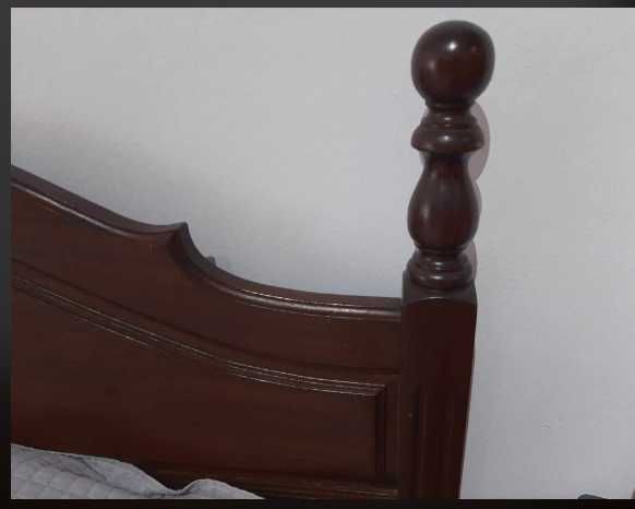 Cama de madeira com estrado e mesa de cabeceira