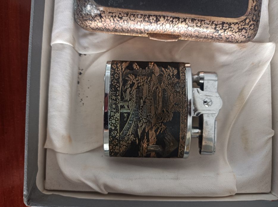 Conjunto cigarreira e isqueiro dourados