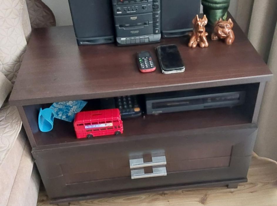 Mała komoda z dwoma szufladami