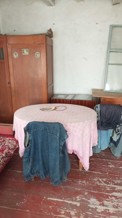 продам не дорого хату в селі шпендівка з великою ділянкою землі