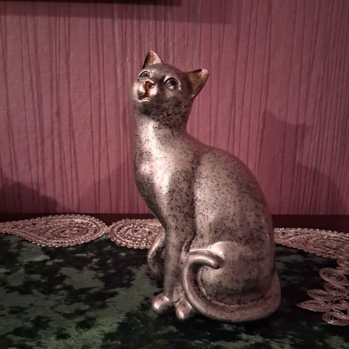 Dwie figurki kotów z cyrkoniami