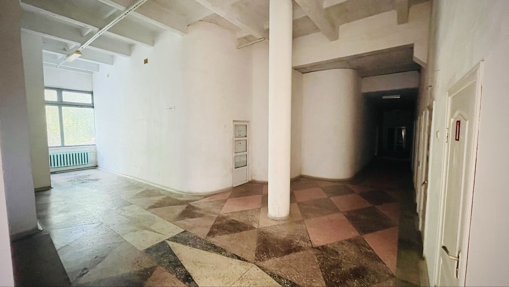 Просторе Приміщення на головній вулиці міста