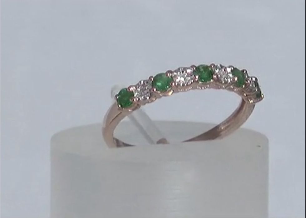 Превосходное золотое кольцо с бриллиантами и изумрудами