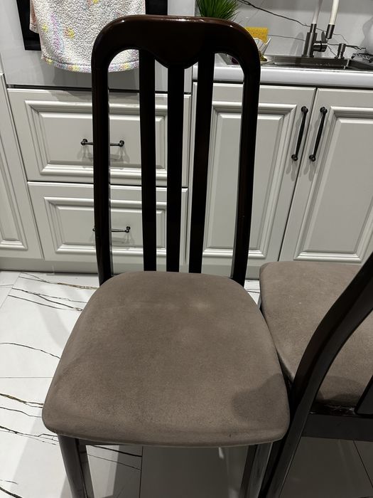 Стіл та 4 стільці