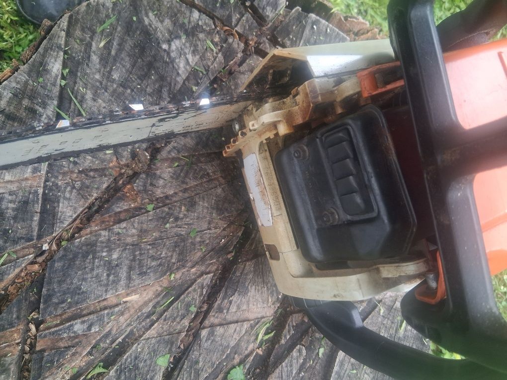Pilarka Spalinowa Stihl MS 180. Prowadnica zakręcana na 2 śruby