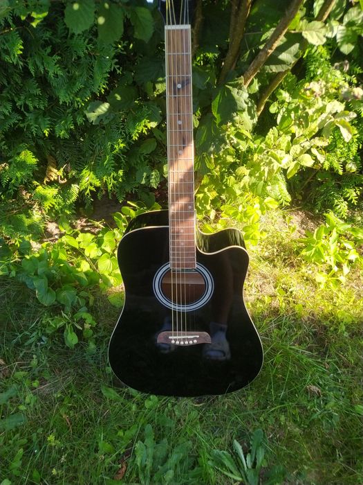 Czarna gitara elektroakustyczna