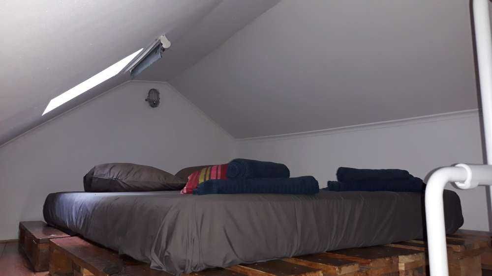 Sotão(QUARTO)+ wc privado. Teto BAIXO. Centro Lisboa. Com CAUÇÃO.