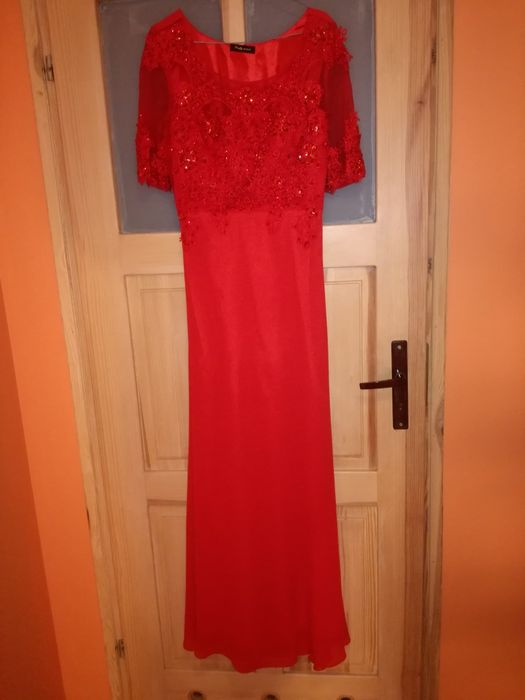 Elegancka długa czerwona sukienka