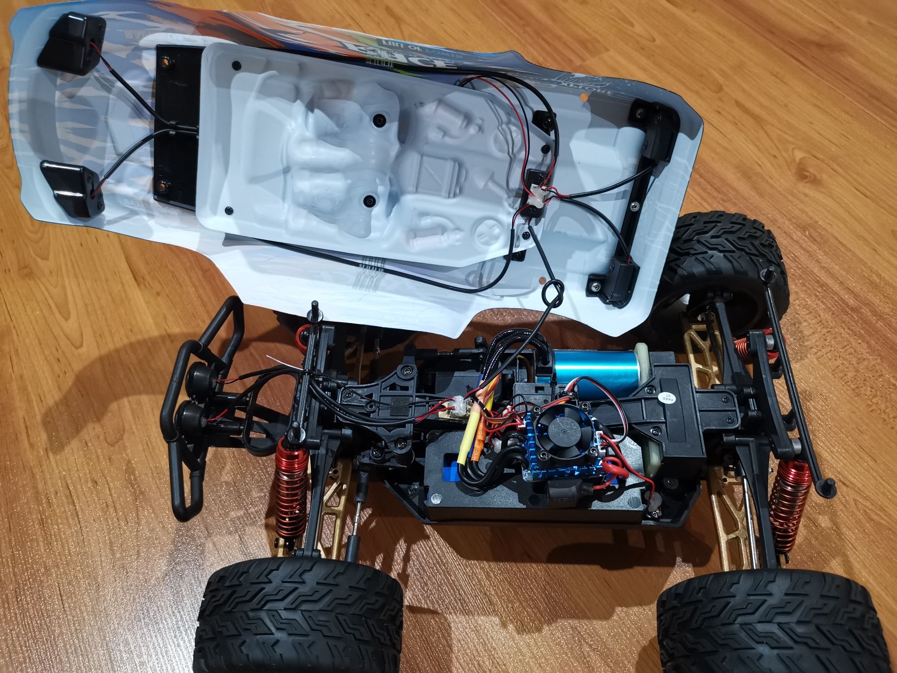 Carro RC Monster Brushless Wltoys 104019 RTR 4x4 1:10  XKS